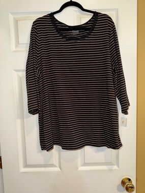 Catherines Black and Cream Striped Long Sleeve Scoop Neck Top. Euc